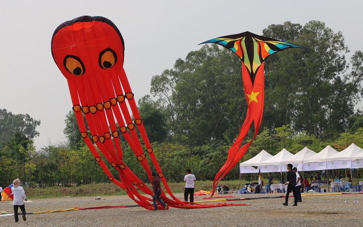 Những con diều khổng lồ phô diễn tại lễ hội diều quốc tế